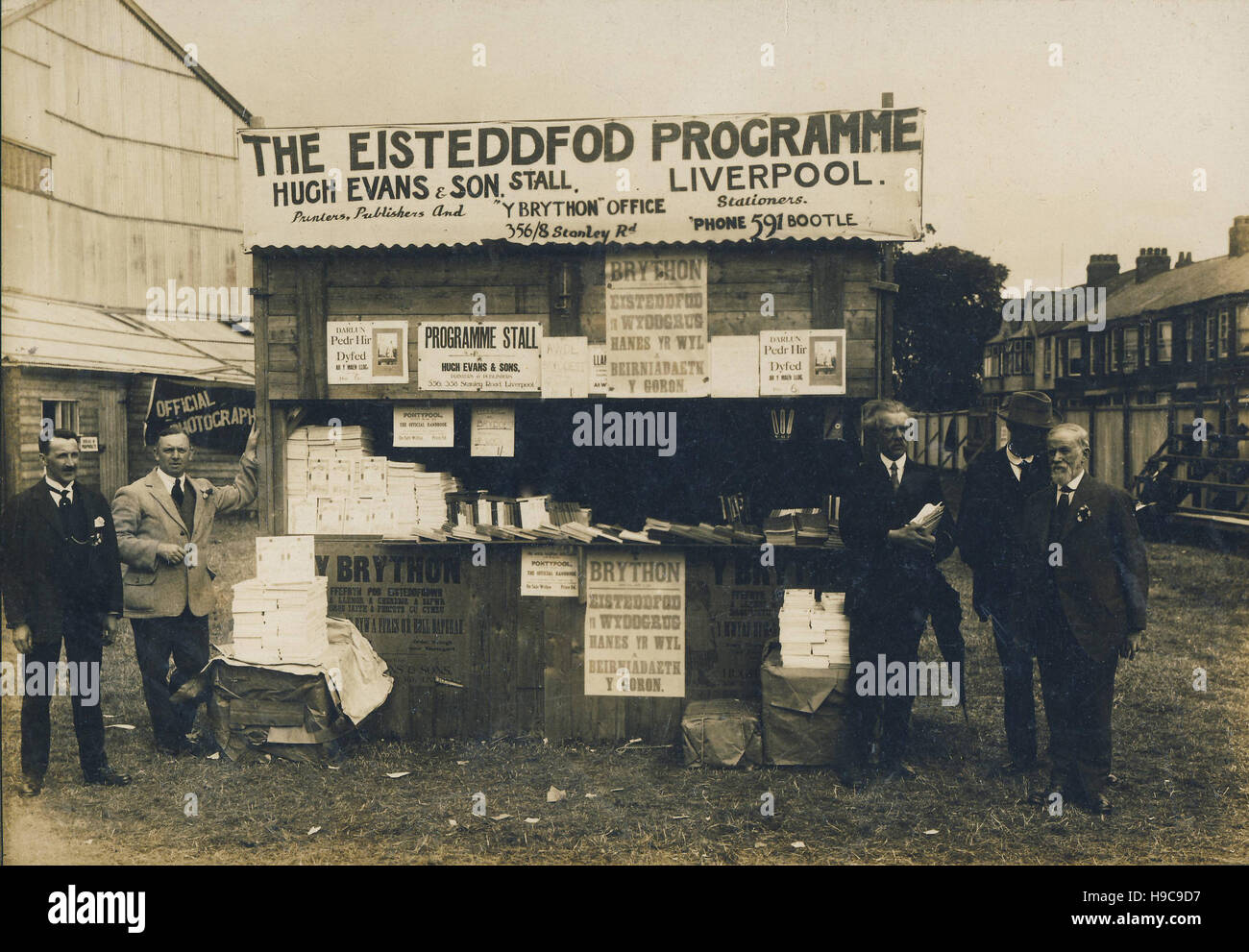 Historisches Archiv Bild der Eisteddfod Programm Verkäufern bei Toronto Eisteddfod 1929, Wales Stockfoto