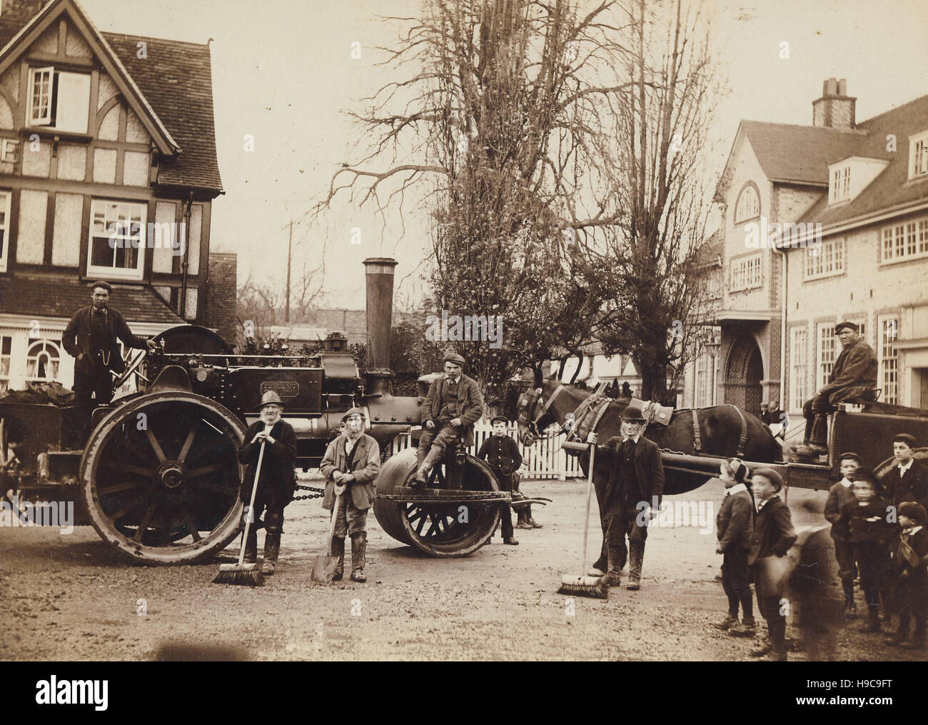 Historisches Archiv Bild der Straße-ausbessern Bande mit Zugmaschine, in der Straße. 1900 Stockfoto