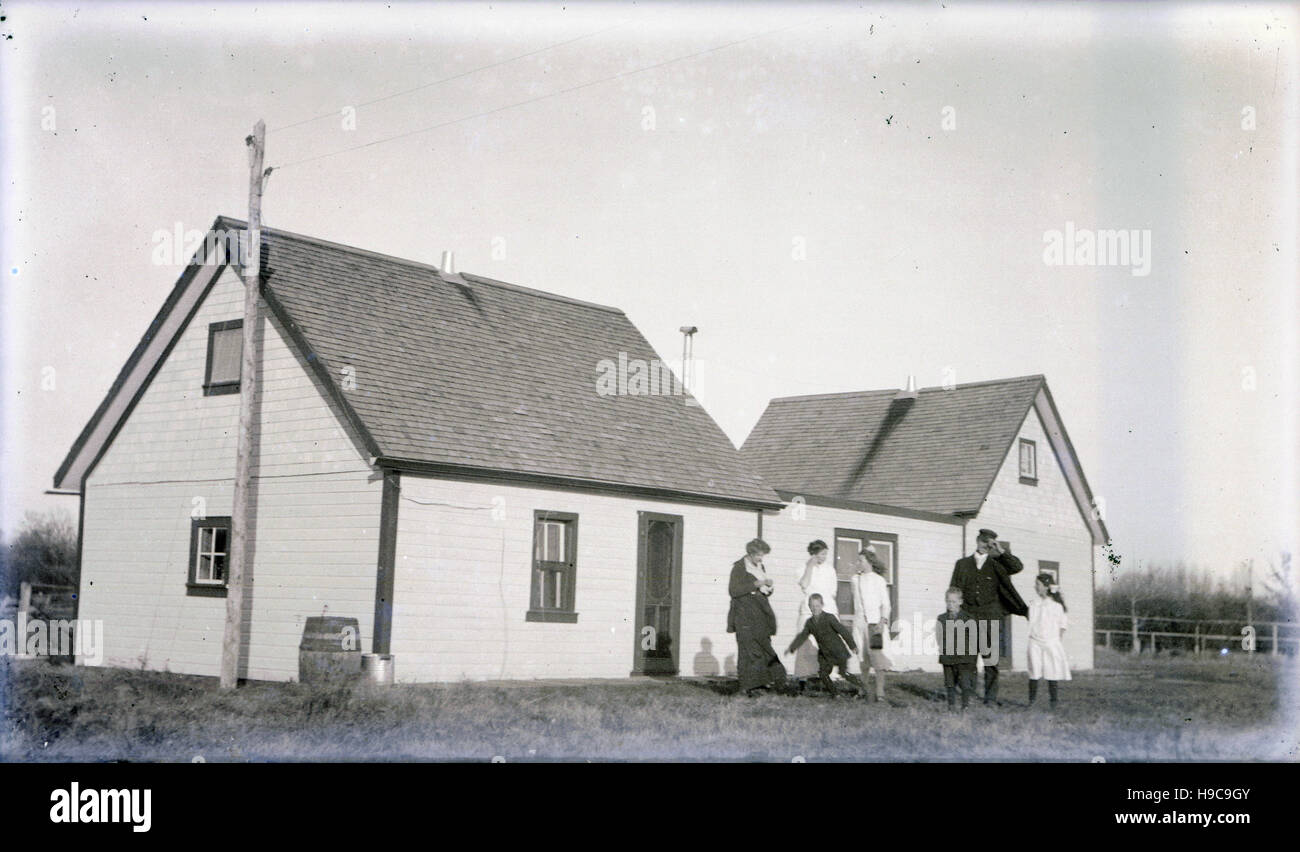 Antike 1900 Fotografie, Haus der Familie. Lage unbekannt, wahrscheinlich Midwest (Indiana und Ohio), USA. QUELLE: ORIGINAL FOTONEGATIV. Stockfoto