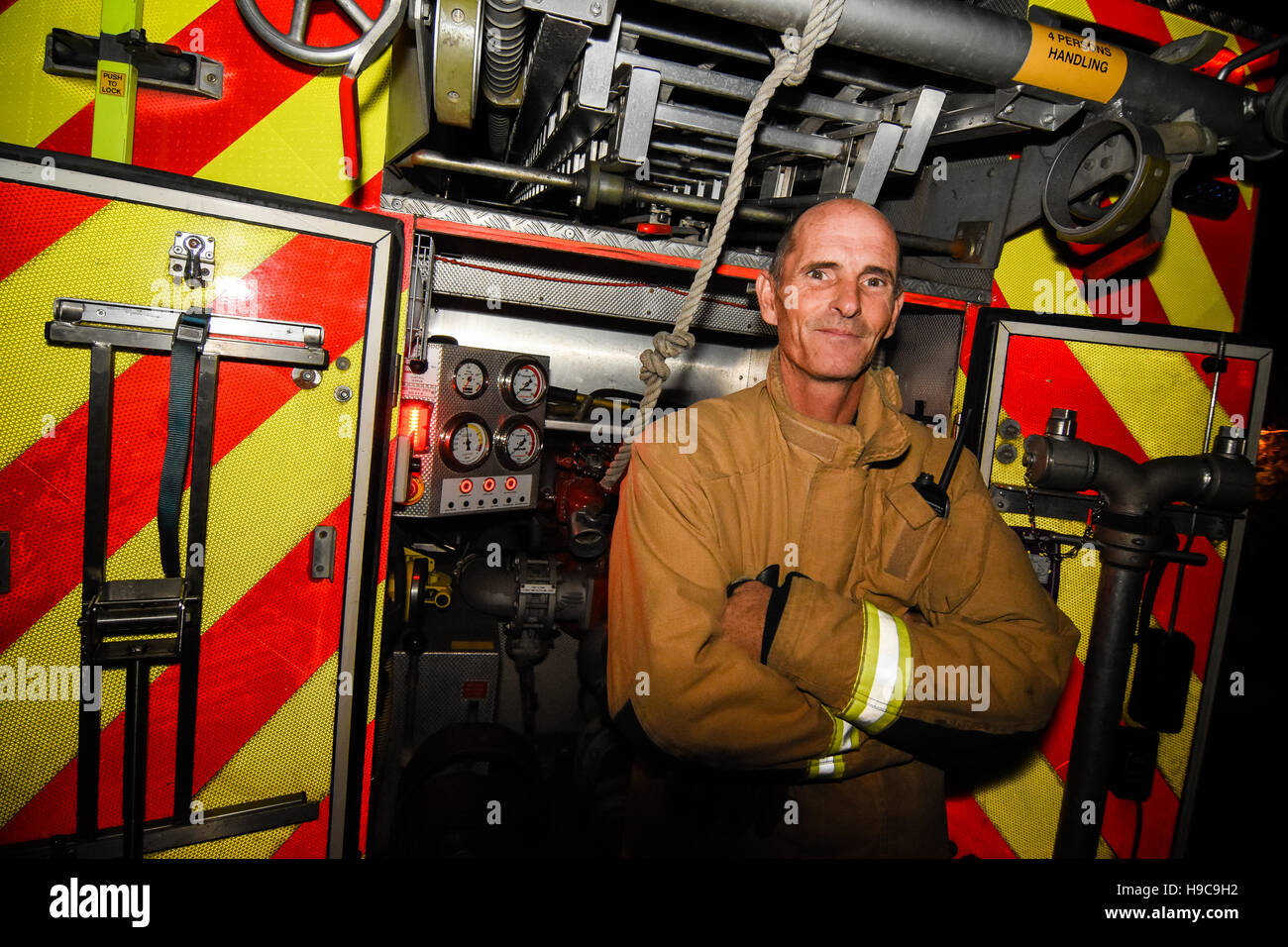 Porträt von Staffordshire Fire Service Feuerwehrmann am Penkridge Scouts Lagerfeuer, 5. November 2016. Stockfoto
