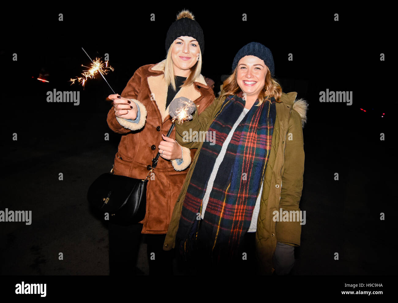 Penkridge, Staffordshire, 5. November 2016. Zwei Girls genießen ihre Wunderkerzen in Penkridge Pfadfinder-Lagerfeuer-Jahresfeier Stockfoto