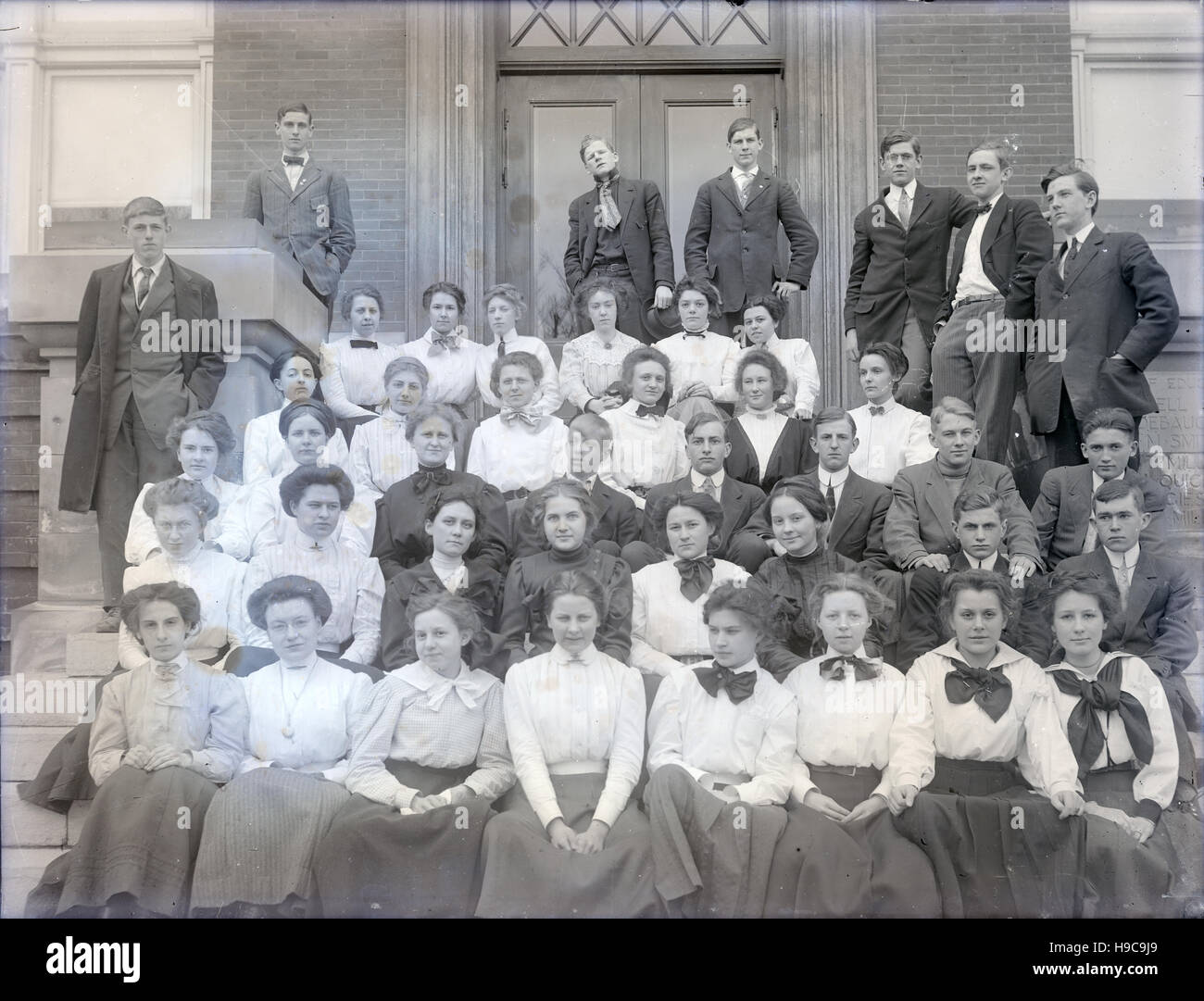 Antike 1900 Foto, Gruppe von College-Alter junge Männer und Frauen. Lage unbekannt, wahrscheinlich Midwest (Indiana und Ohio), USA. QUELLE: ORIGINAL FOTONEGATIV. Stockfoto