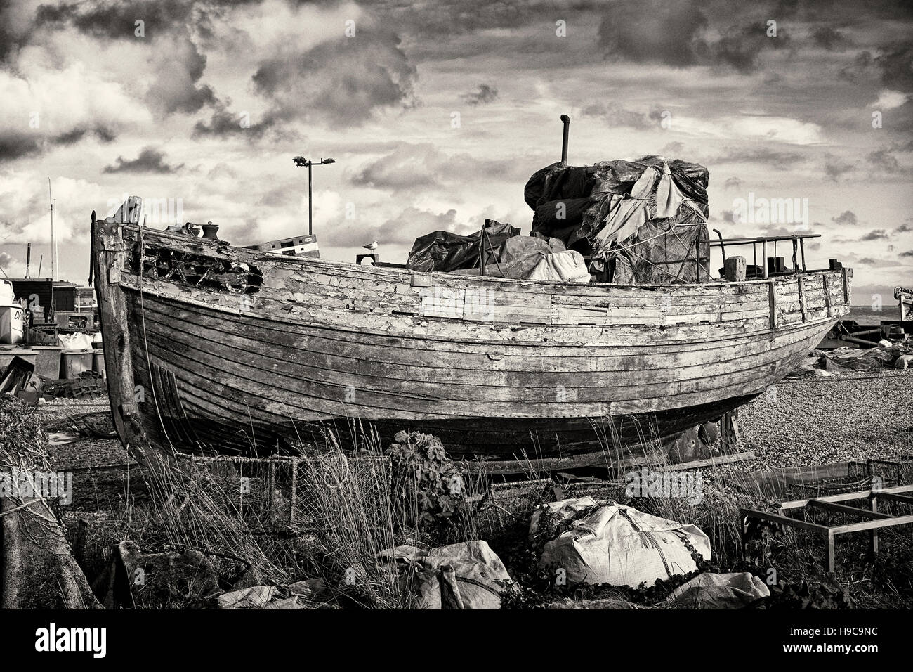 Einem alten verrottenden Holz Fischerboot am Strand von Hastings, East Sussex Stockfoto