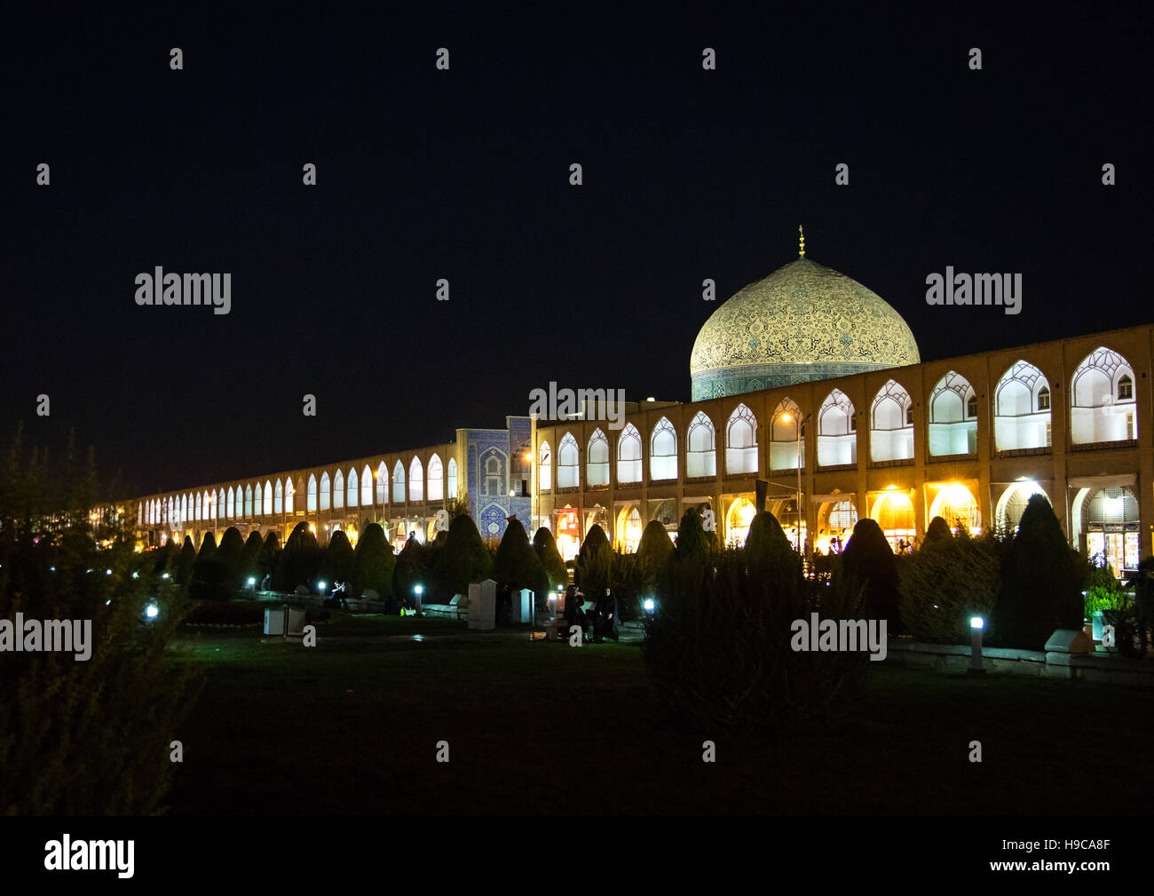 Scheich Lutfollah Moschee stehen auf der östlichen Seite des Naghsh-i Jahan Quadrat in der Nacht, Provinz Isfahan, Isfahan, Iran Stockfoto