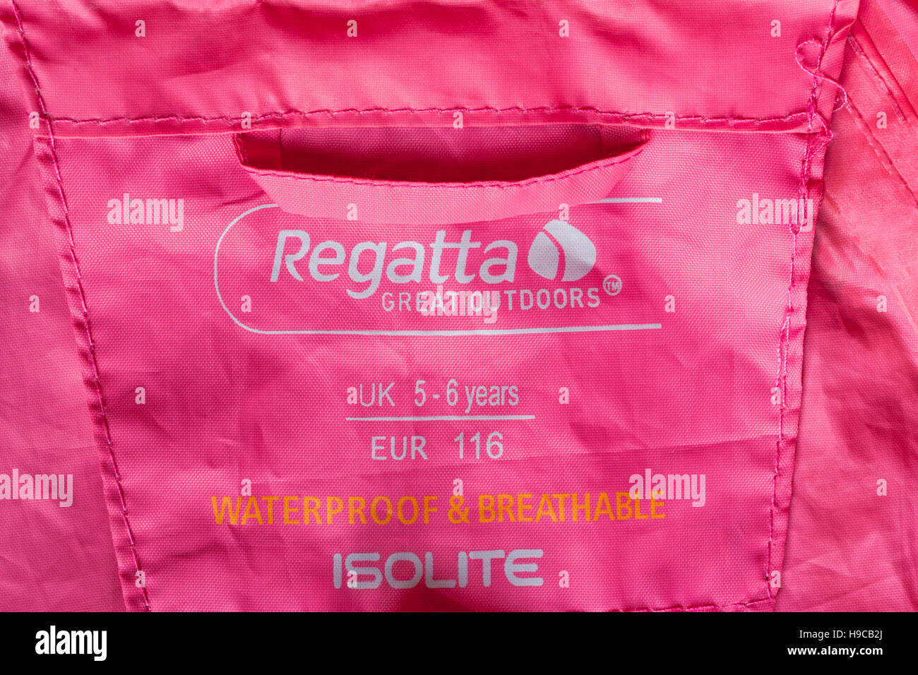 wasserdichte & atmungsaktives Isolite Regatta Natur - Detail in rosa Mädchen Mantel Stockfoto