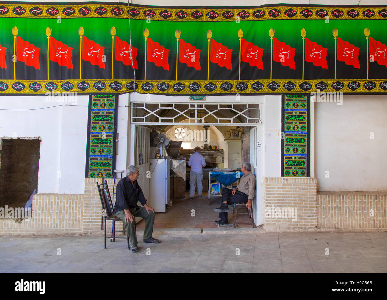 Männer in einer Bäckerei eingerichtet für Muharram, Isfahan Provinz, Kashan, Iran Stockfoto