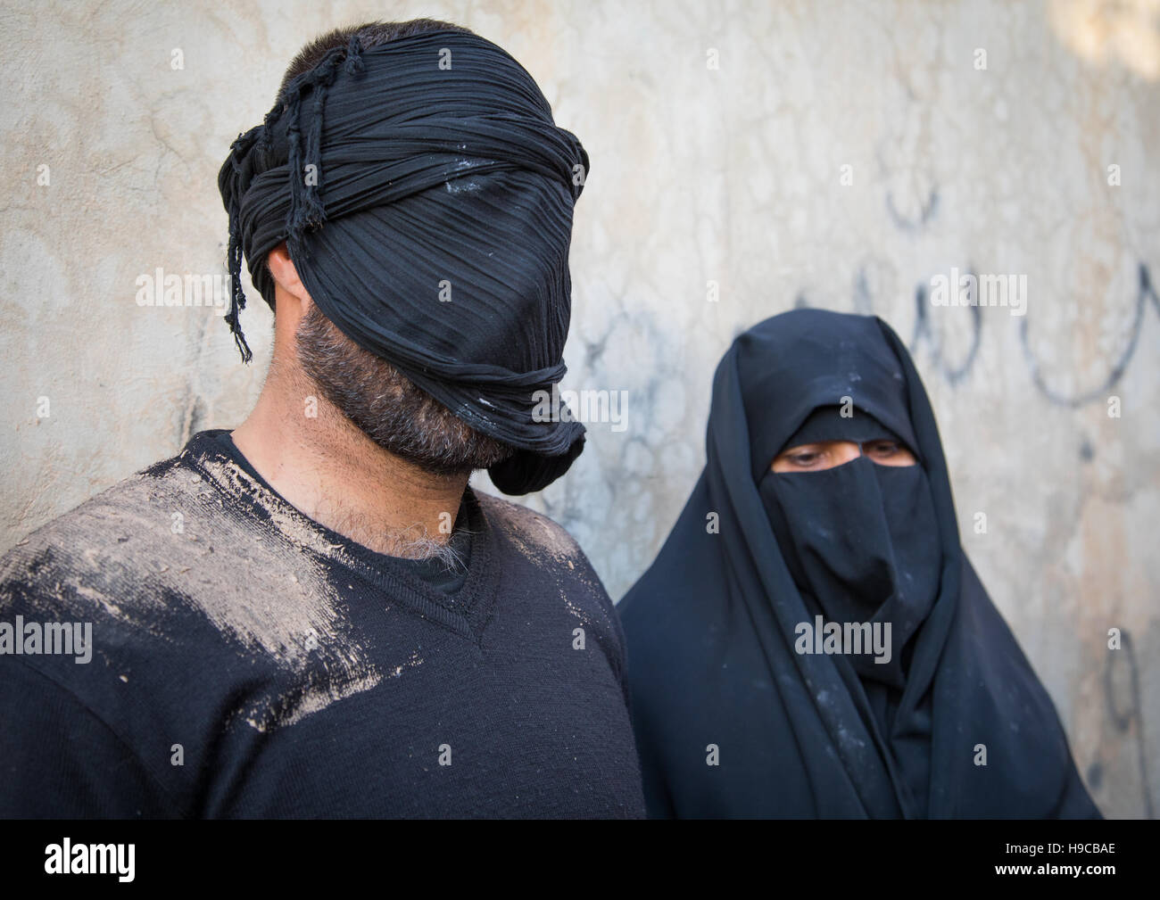 Porträt des iranischen schiitischen Muslime paar mit ihren Gesichtern versteckt durch einen Schleier Trauer Imam Hussein auf Tasua während der Chehel Manbar Zeremonie eines Tages sein Stockfoto