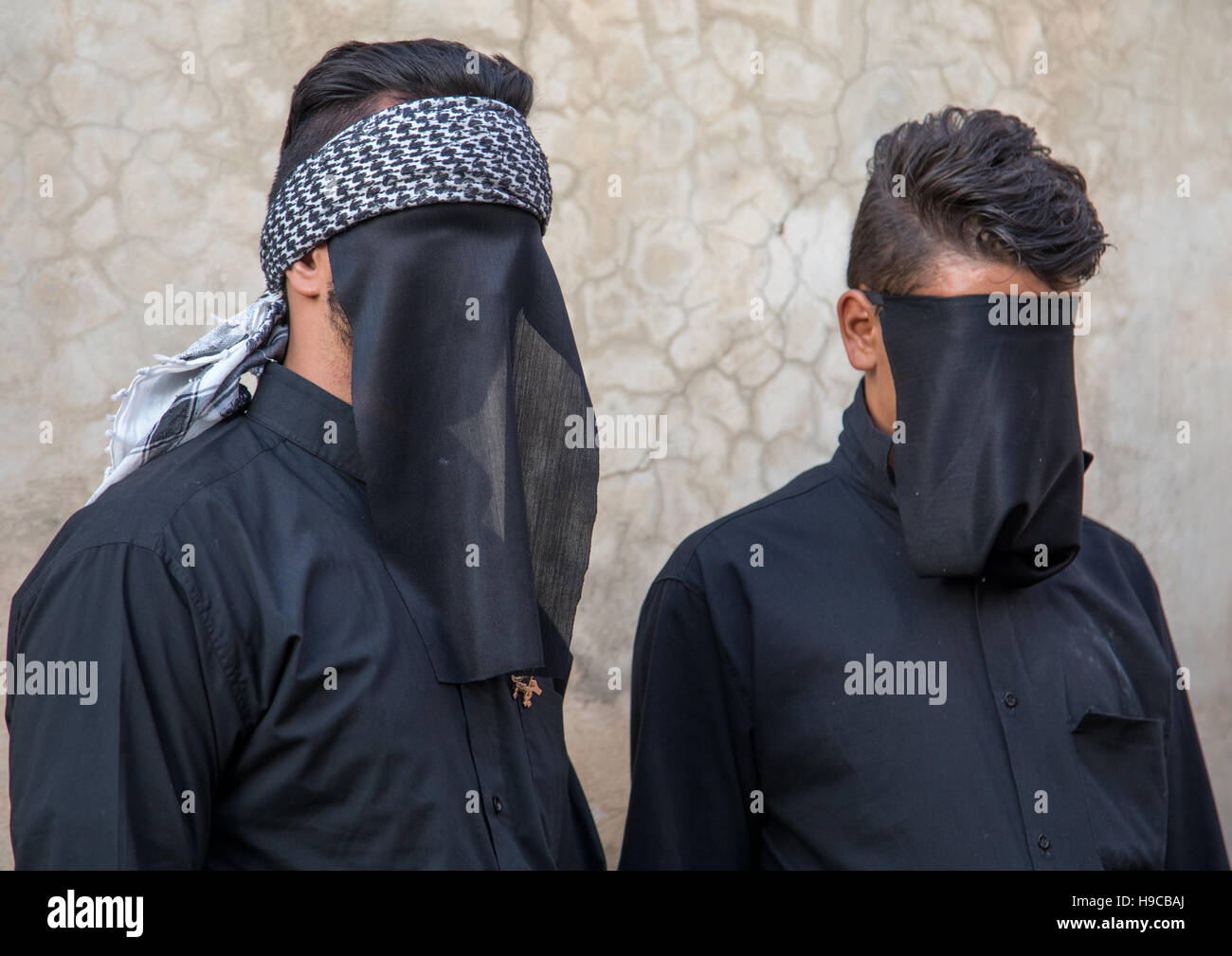 Porträt des iranischen Schiiten muslimische Männer mit ihren Gesichtern von einem Schleier Trauer Imam Hussein auf Tasua während der Chehel Manbar Zeremonie eines Tages Befor versteckt Stockfoto