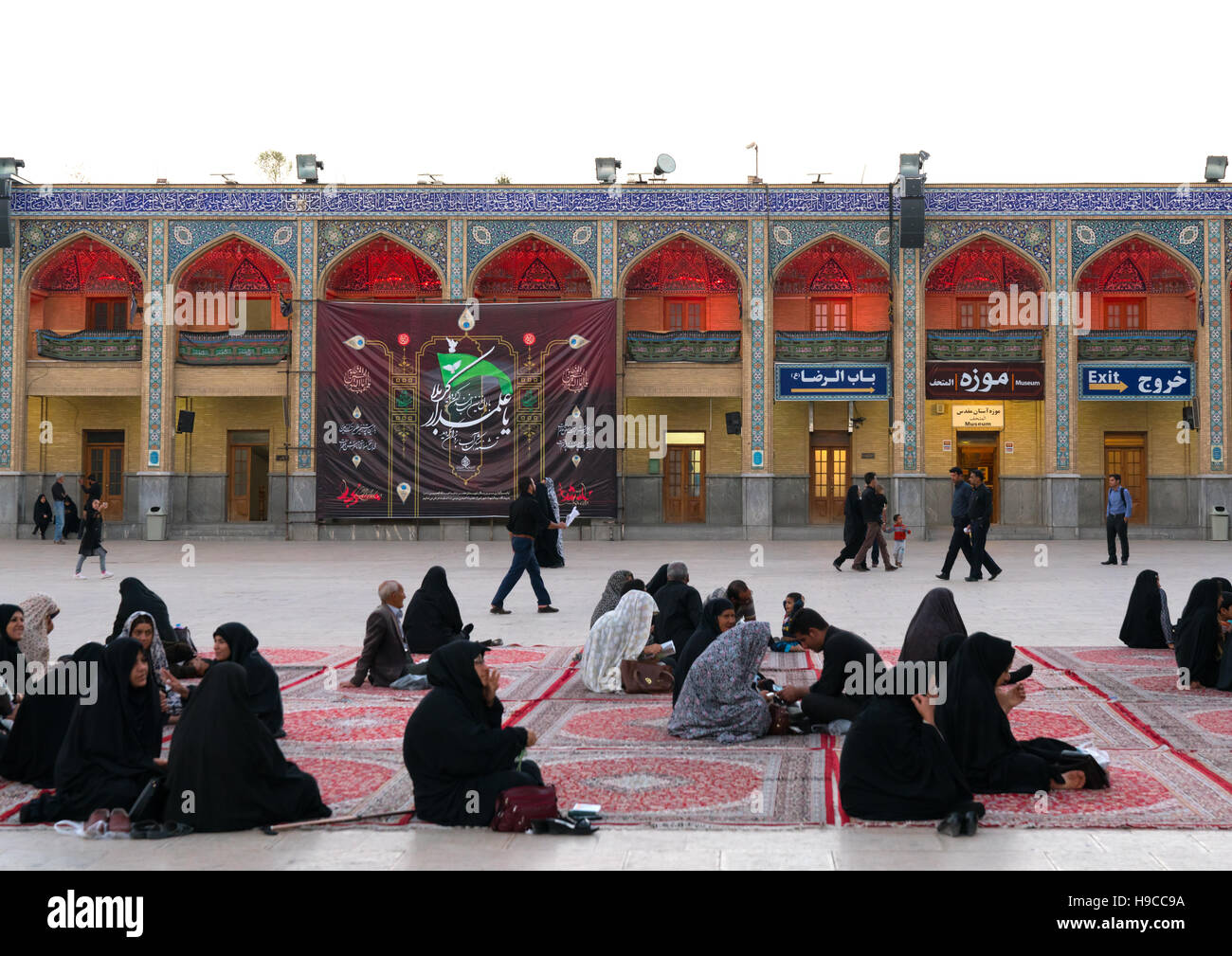 Mausoleum von Shah-e-Hotel mit roten Lichter für Ashura, Fars Provinz, Shiraz, Iran Stockfoto