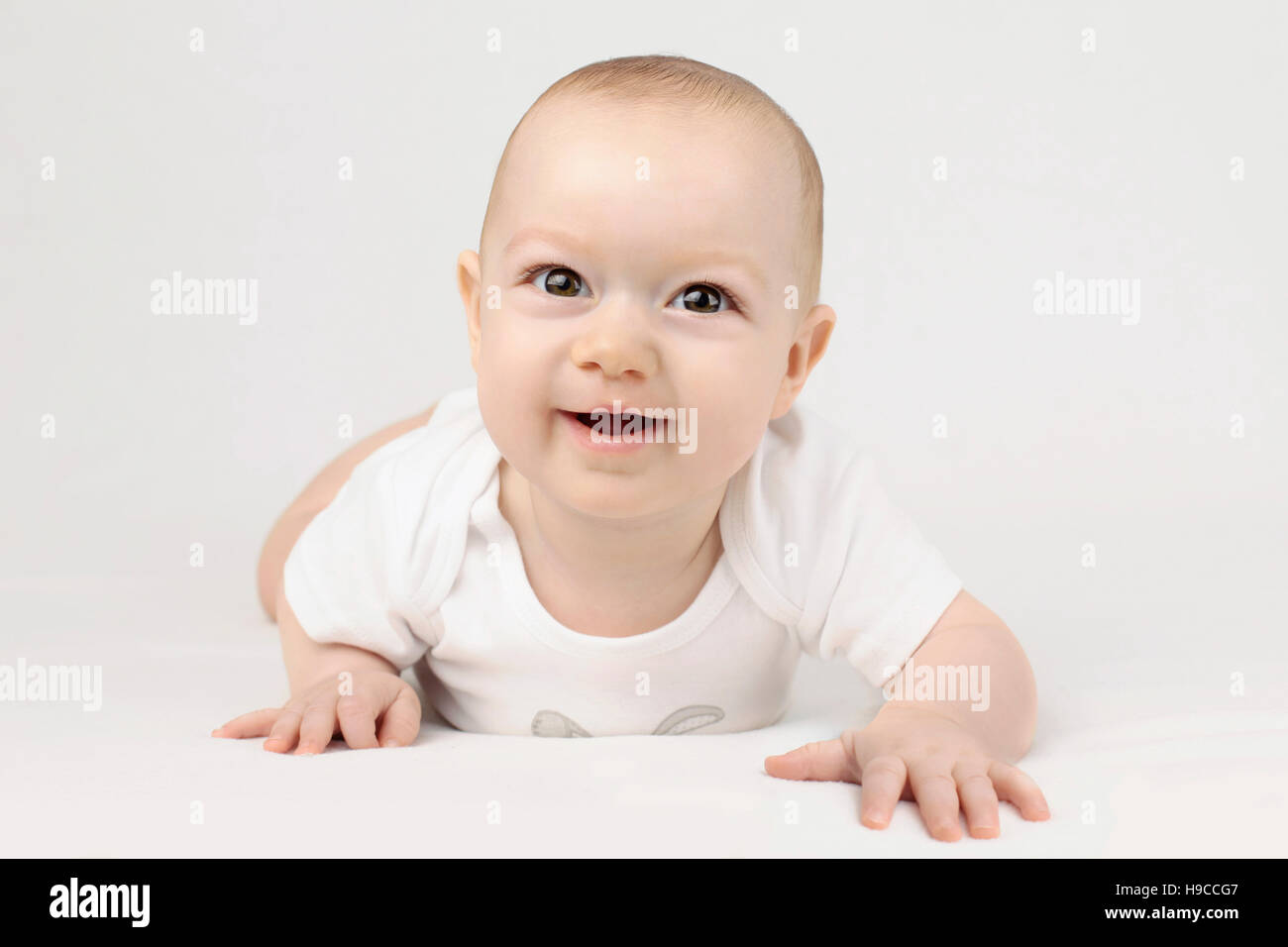 Baby Junge auf dem Bauch liegend Stockfoto