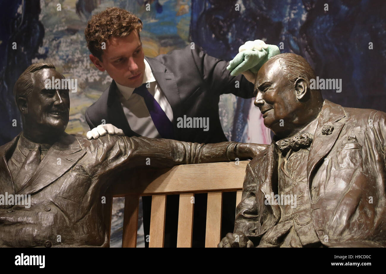 Bonhams London Kunst Handler Thomas Garnon bereitet die Alliierten von Lawrence Holofcener, geschätzt auf £150-200.000, die wird voraussichtlich am 23. November in London bei Bonhams moderne britische und irische Kunstverkauf versteigert. Stockfoto