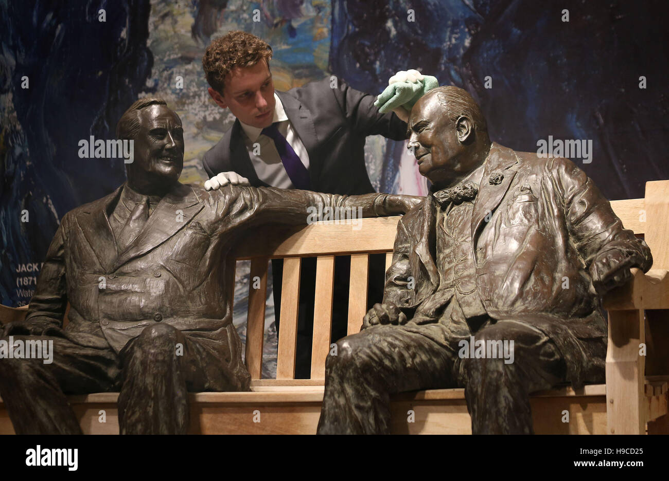 Bonhams London Kunst Handler Thomas Garnon bereitet die Alliierten von Lawrence Holofcener, geschätzt auf £150-200.000, die wird voraussichtlich am 23. November in London bei Bonhams moderne britische und irische Kunstverkauf versteigert. Stockfoto