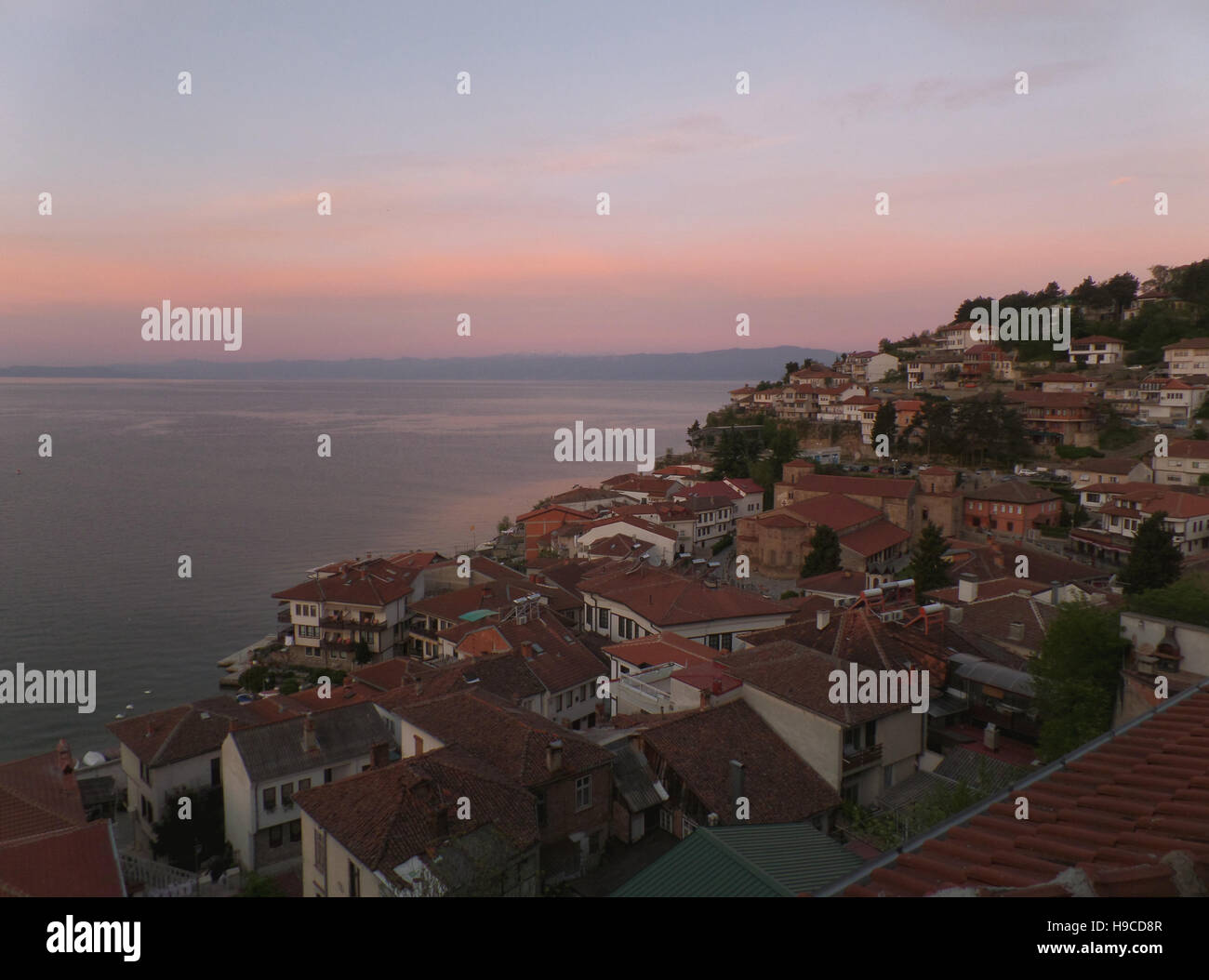 Stadtbild am Ufer des Ohridsees in einer atemberaubenden rosa Morgenhimmel, Mazedonien Stockfoto