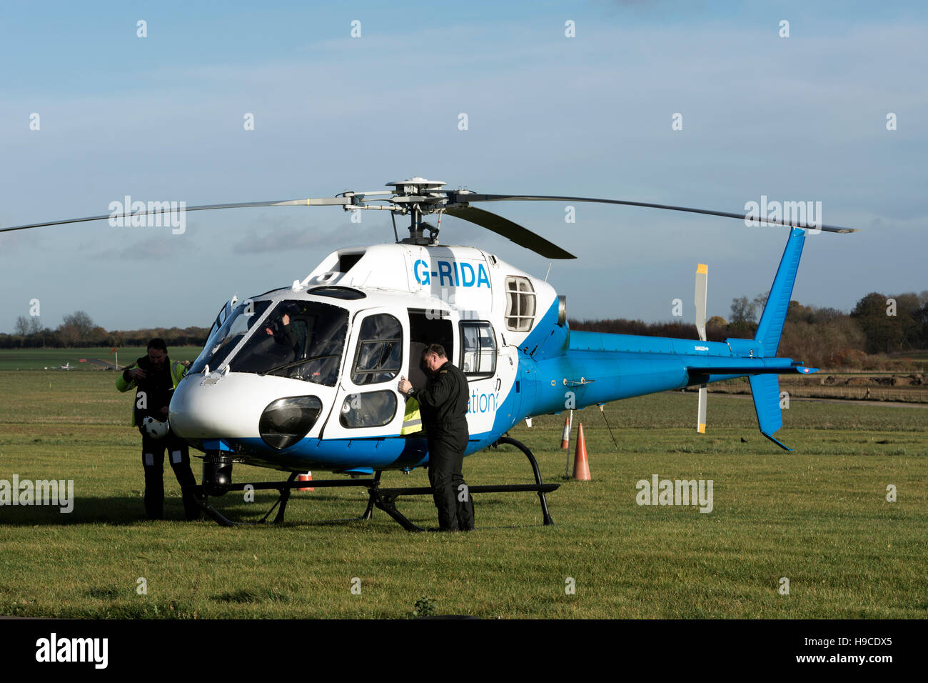 National Grid Eurocopter AS355NP Ecureuil 2 am umziehen Aerodrome, Buckinghamshire, Großbritannien (G-RIDA) Stockfoto