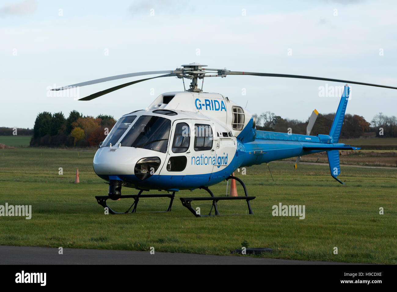 National Grid Eurocopter AS355NP Ecureuil 2 am umziehen Aerodrome, Buckinghamshire, Großbritannien (G-RIDA) Stockfoto