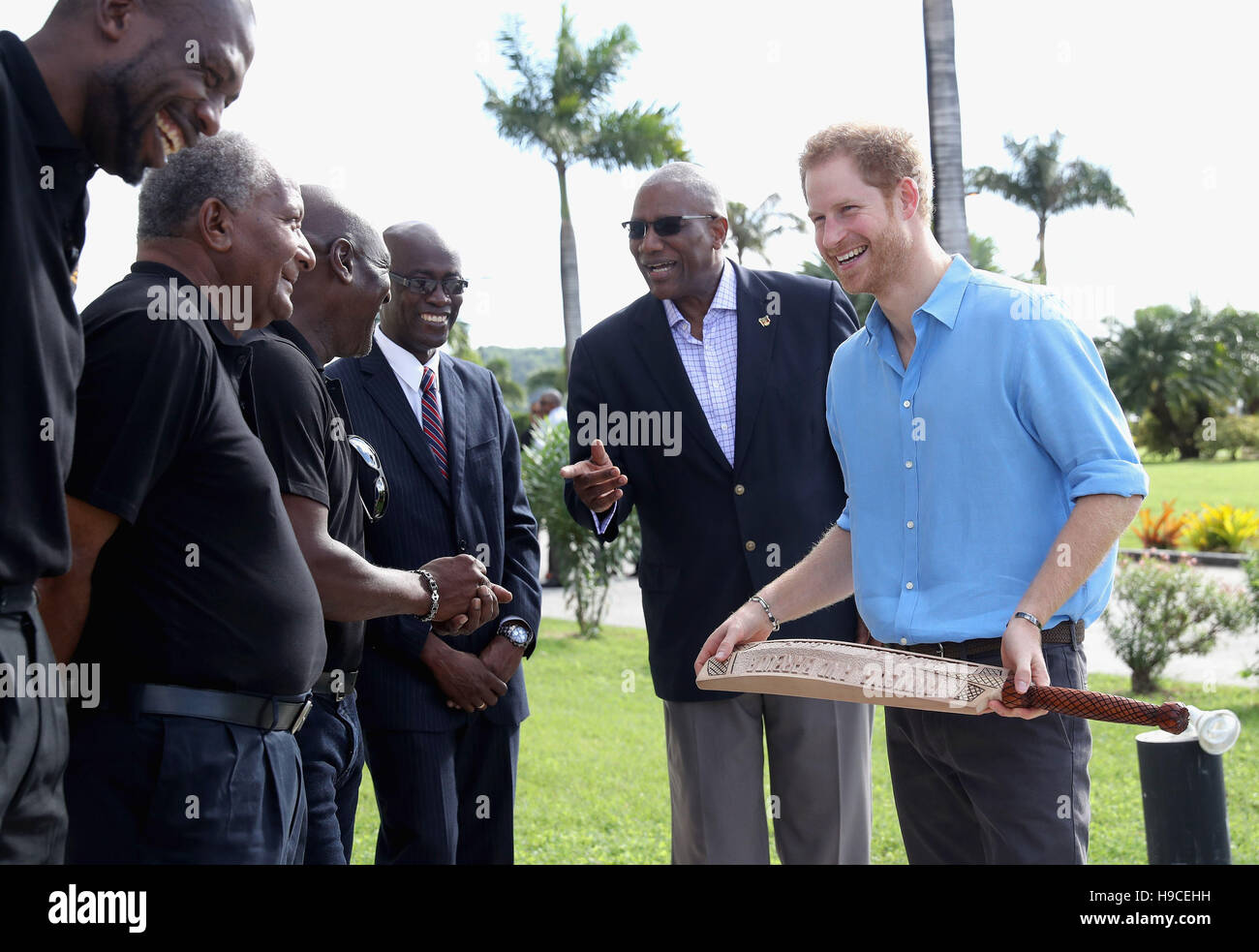 Prinz Harry trifft Cricket-Legende Sir schroff Ambrose (links), Sir Anderson Roberts (zweiter von links) und Sir Vivian Richards (dritte links), als er eine Jugend-Sport-Festival im Sir Vivian Richards Stadium in North Sound, Antigua, am zweiten Tag seiner Tour der Karibik besucht. Stockfoto