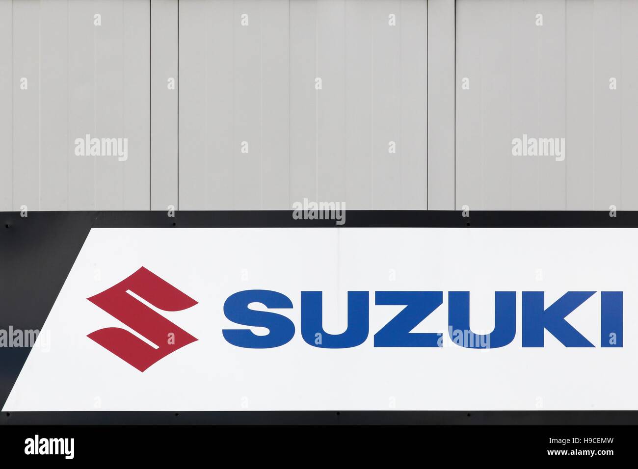 Suzuki-Logo an der Wand Stockfoto