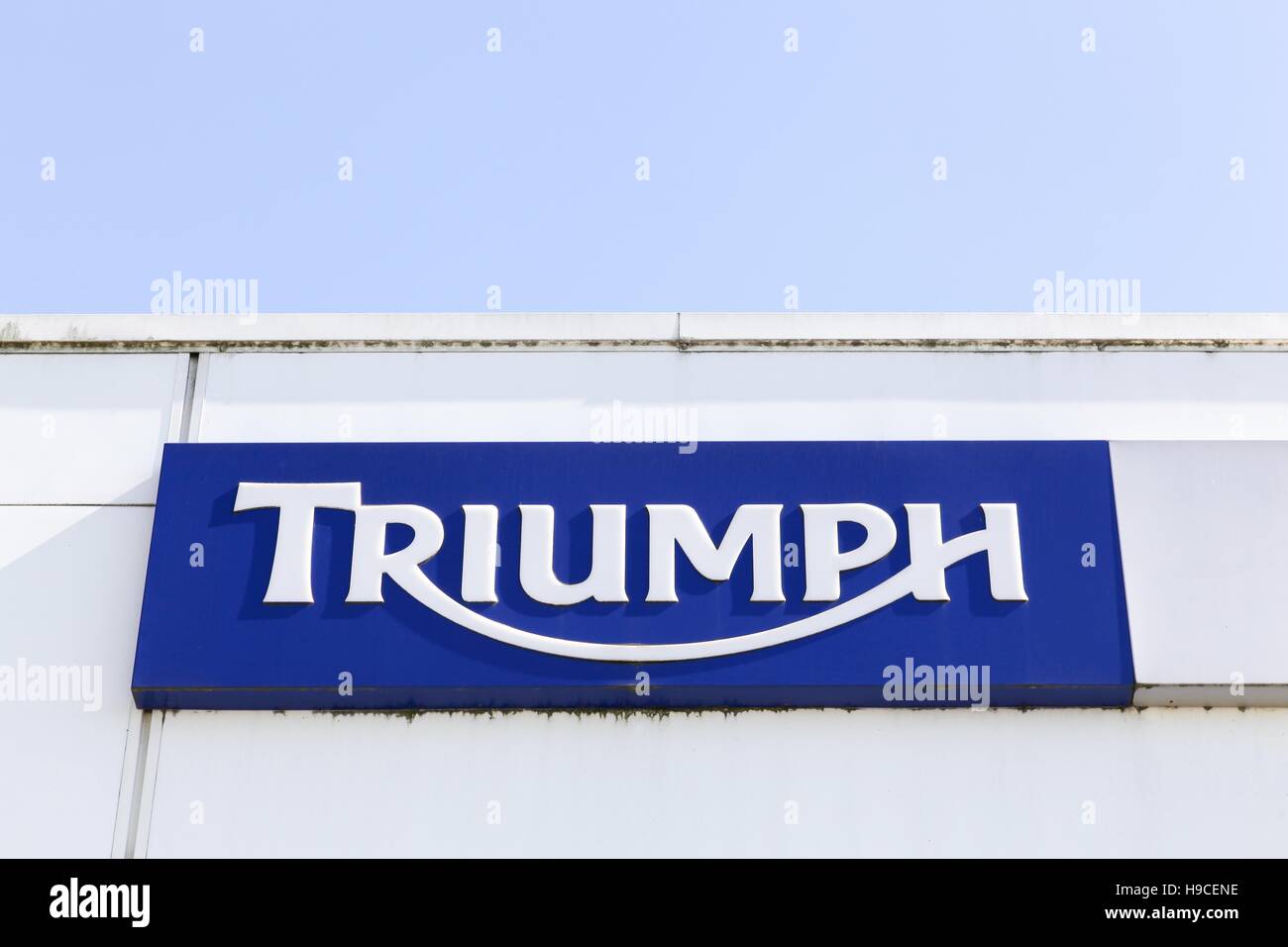 Triumph-Logo auf einer Wand Stockfoto