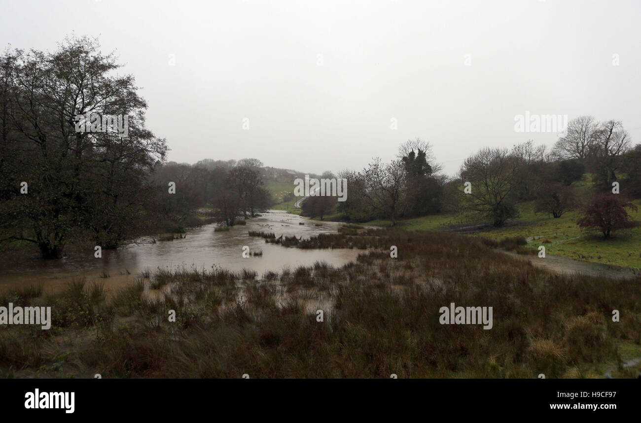 Ein Feld in der Nähe von Nettleton, Wiltshire, ist aufgrund der jüngsten großen Menge Regen überflutet, da Sturm Angus weiterhin in ganz Großbritannien zu fegen. Stockfoto