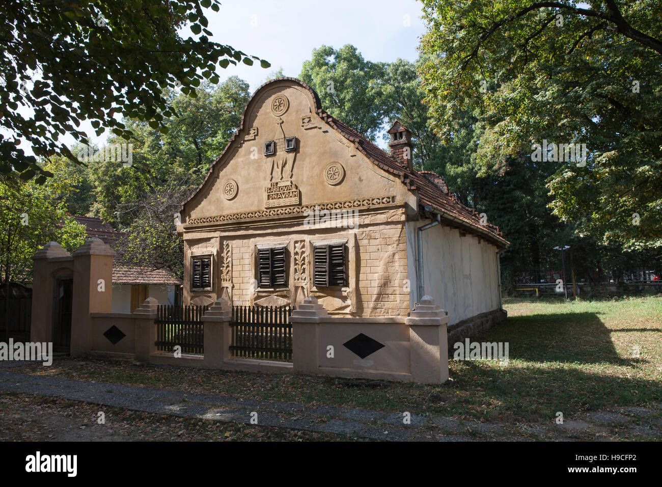 Haus von Gospodaria Sarbova aus dem Jahre 1821, Muzeul Satului (Dorfmuseum)-open-air-museum Stockfoto