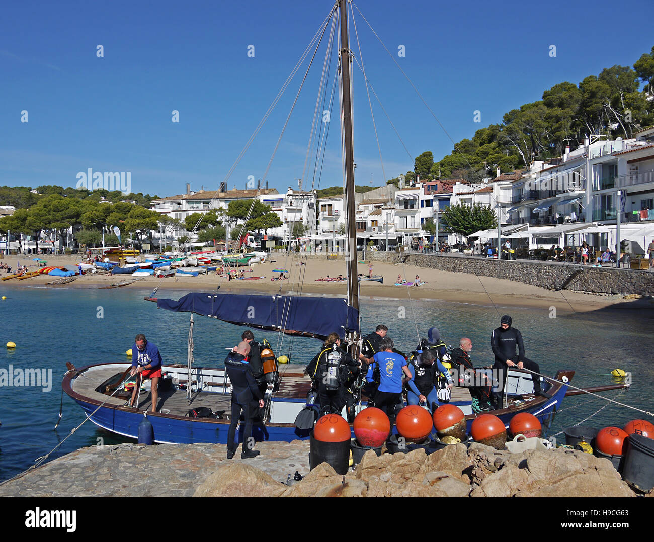 Taucher in ihre Boote bereit, die Gewässern vor Tamariu, Spanien, Katalonien zu erkunden, Stockfoto