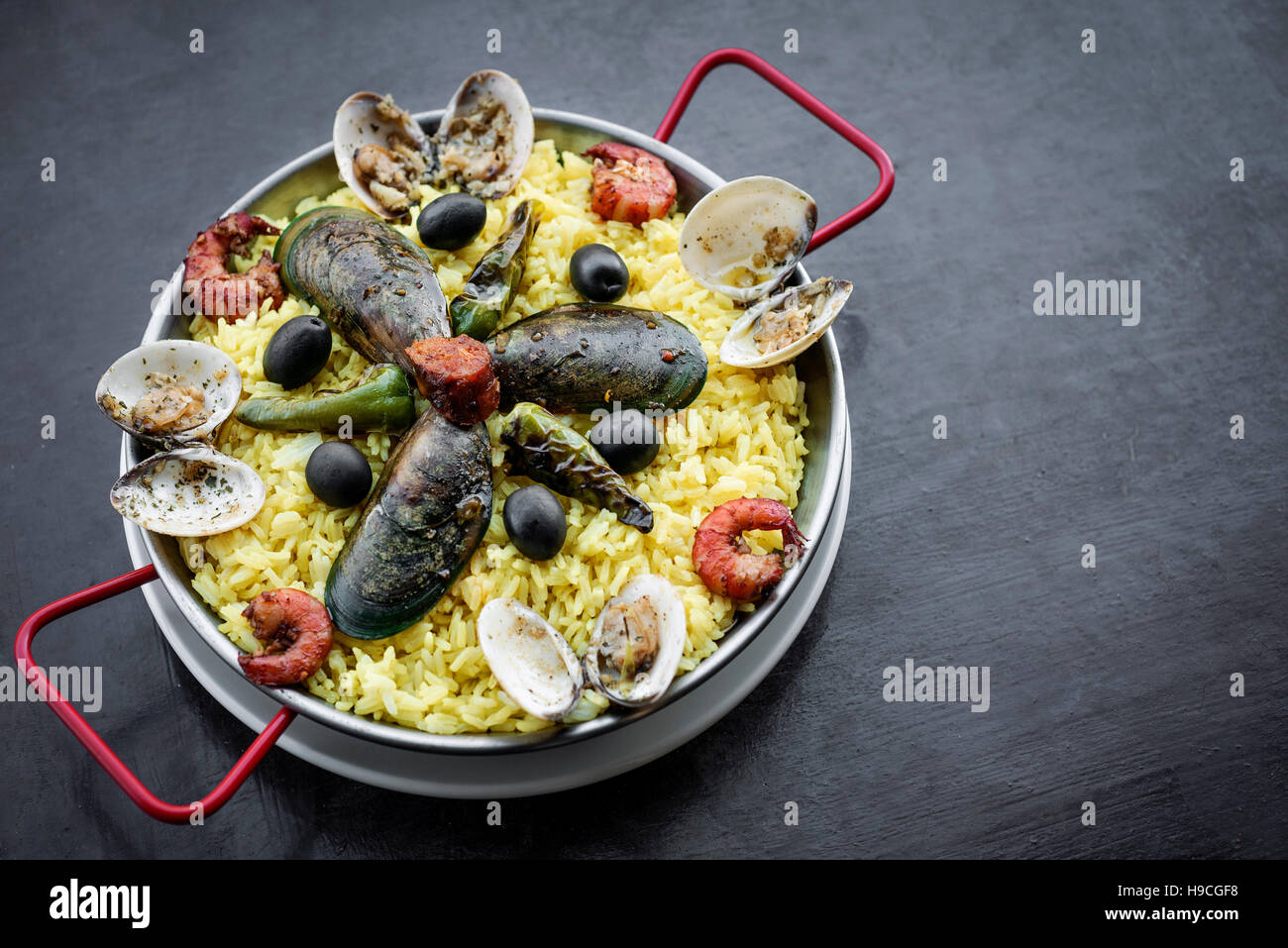 gemischte Meeresfrüchte und Reis Paella berühmte traditionelle portugiesische und spanische Gerichte Stockfoto