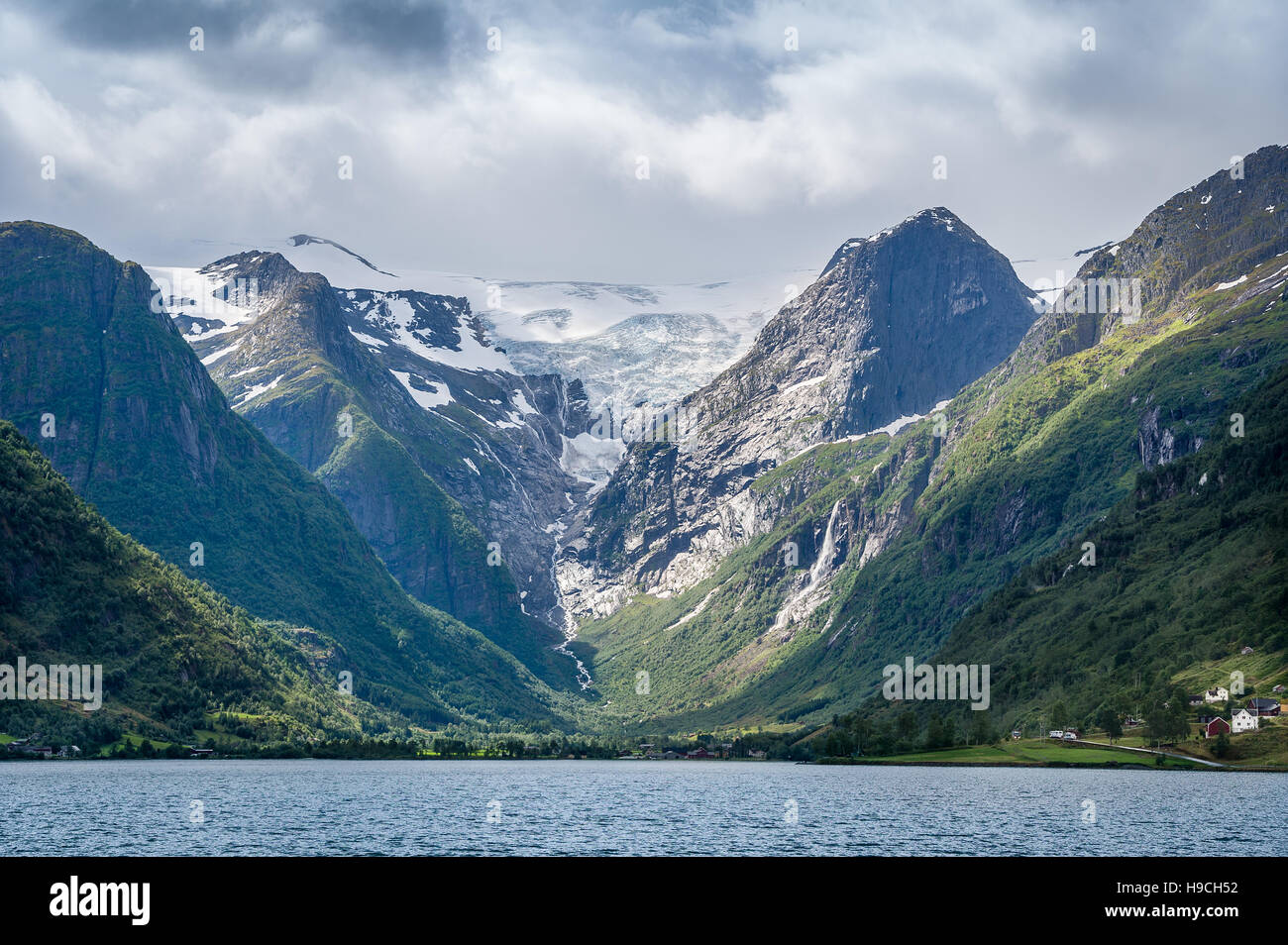 Briksdalsbreen Gletscherblick vom Fjord. Stockfoto