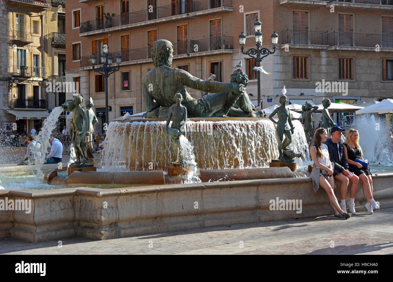 Brunnen und Statuen von dem Fluss Gott Triton anstelle der Jungfrau. Alte Stadt von Valencia, Spanien. Mit Menschen Stockfoto