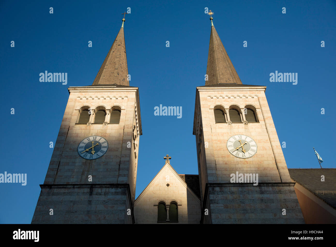 Uhr-Türme der Stiftskirche St. Peter und Johannes der Täufer (12. Jh.), Berchtesgaden, Bayern, Deutschland Stockfoto Uhr-Türme der Stiftskirche St. Peter und Johannes der Täufer (12. Jh.), Berchtesgaden, Bayern, Deutschland Stockfoto