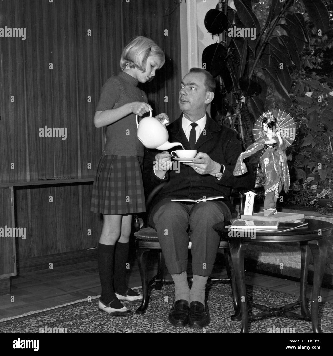 Deutscher Violinist, Dirigent und Kapellmeister Alfred Hause mit seiner Tochter, Deutschland Deutscher Violinist, Dirigent und Kapellmeister Alfred Hause mit seiner Tochter, Deutschland