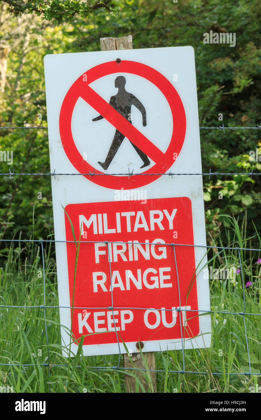 Militärischen Schießplatz halten Sie Warnzeichen Stockfoto