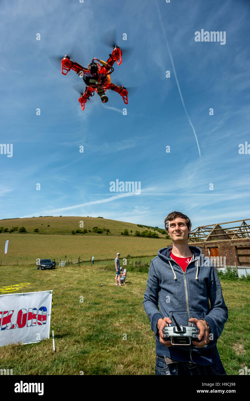 Auf eine Mini-Drohne Airshow in East Sussex; 28-j hrige Paul Sharpe aus Bristol, üben. Stockfoto