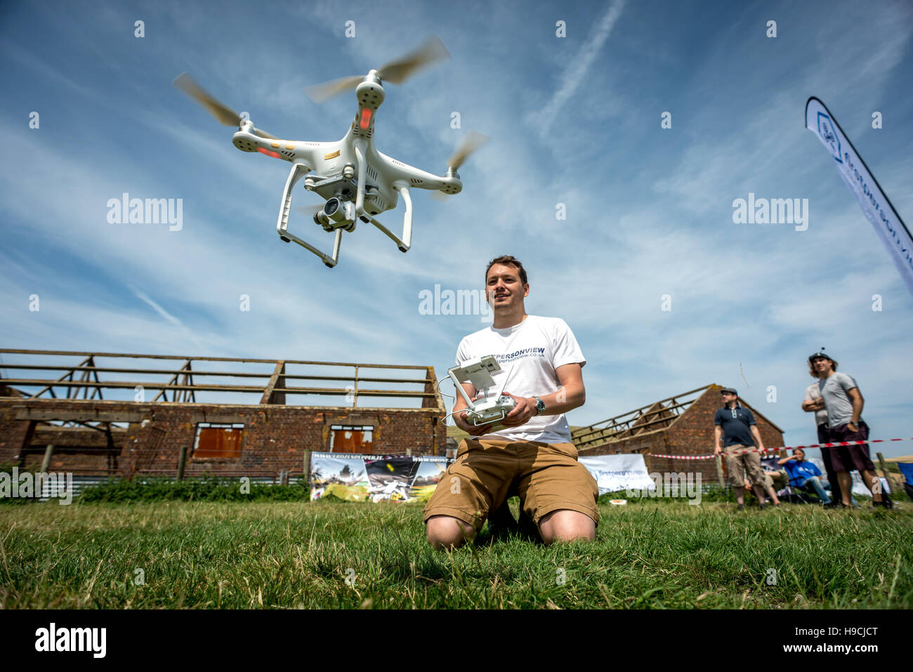 Auf eine Mini-Drohne Airshow in East Sussex; Simon Dale, Geschäftsführer von First Person View, demonstriert seine Drohne. Stockfoto