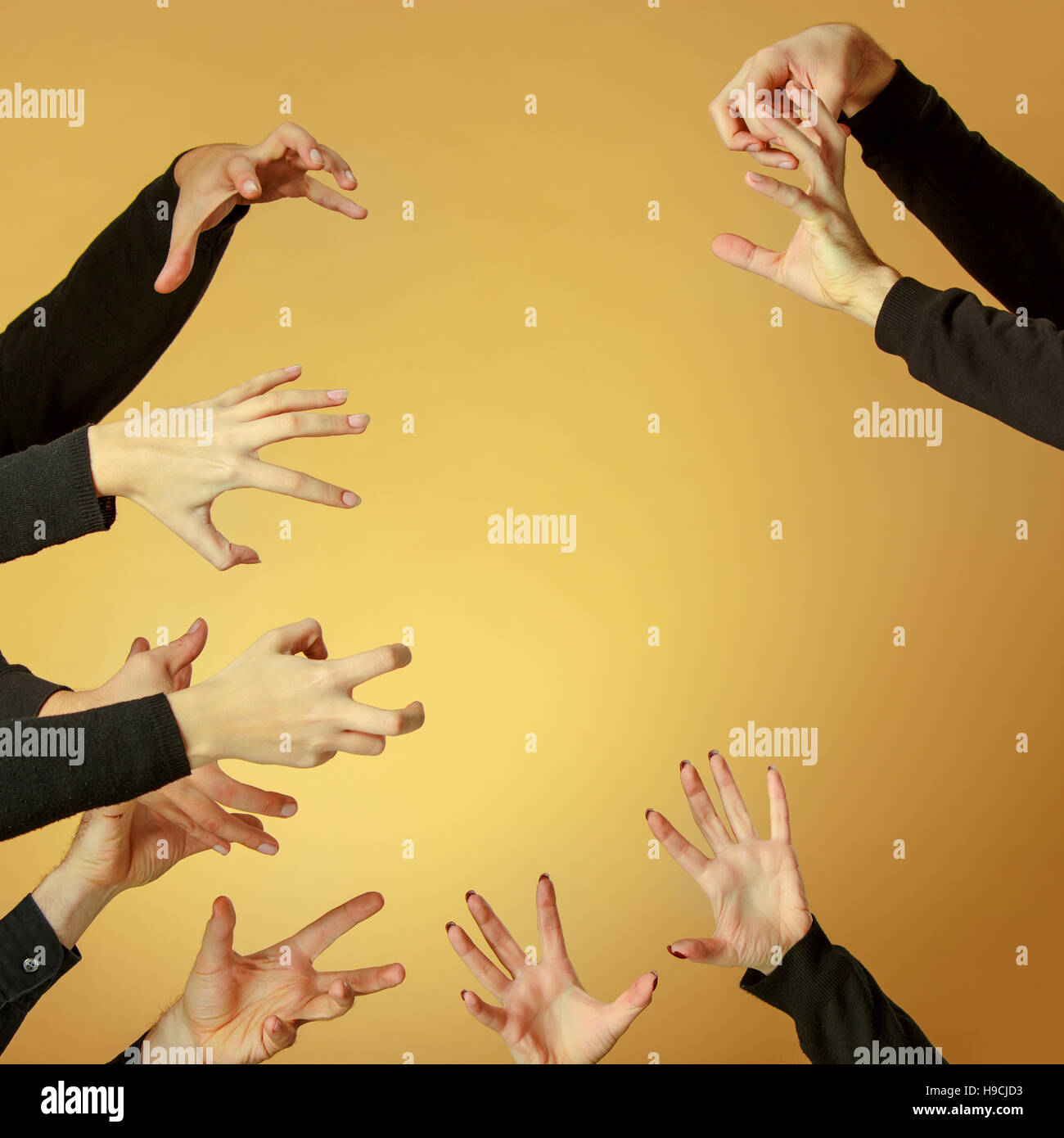 Viele Hande In Der Luft Um Hilfe Auszustrecken Stockfotografie Alamy