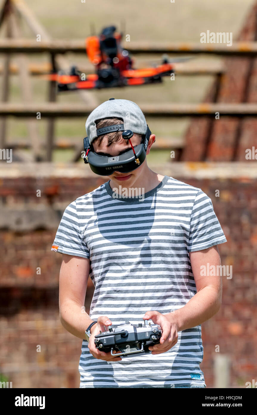 Auf eine Mini-Drohne Airshow in East Sussex; Flyer, die Teilnahme an der Rennstrecke hinter FPV Brillen / goggles. Stockfoto