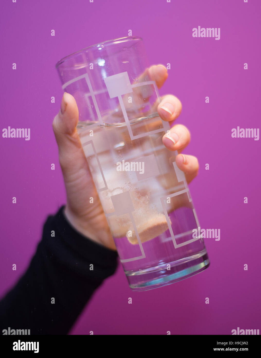 Gesamtansicht der ein Brausetabletten Vitamin C-Tablette in einem Glas Wasser. Stockfoto