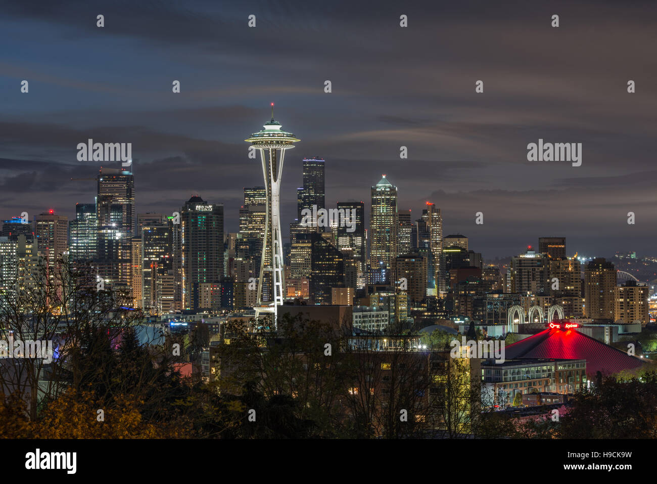 Downtown Seattle bei Nacht. Blick vom Kerry Park. Stockfoto