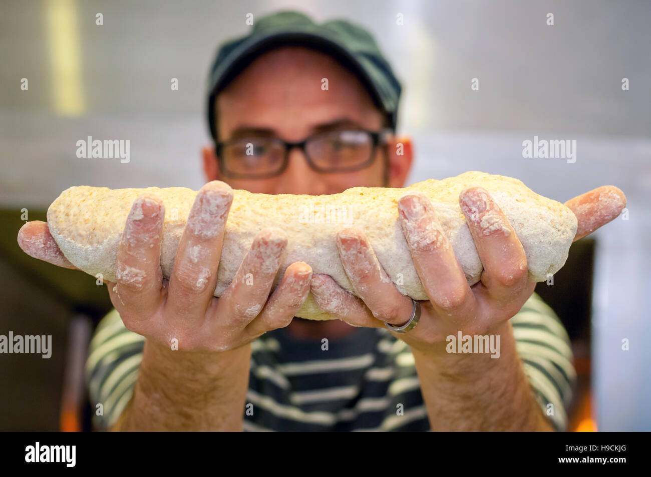 Nachbarn und Freunde versammeln sich um Brot füreinander in Hove zu backen Stockfoto