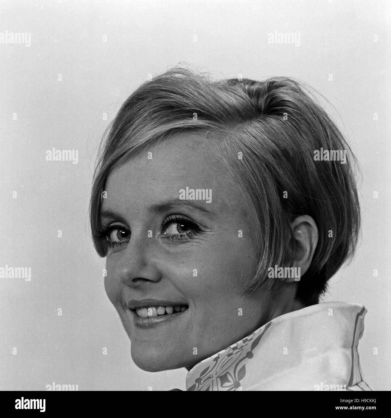 Die deutsche Sängerin und Plant Inge Brück, Deutschland 1960er Jahre. Die deutsche Schauspielerin und Sängerin Inge Brück, Deutschland der 1960er Jahre. Stockfoto
