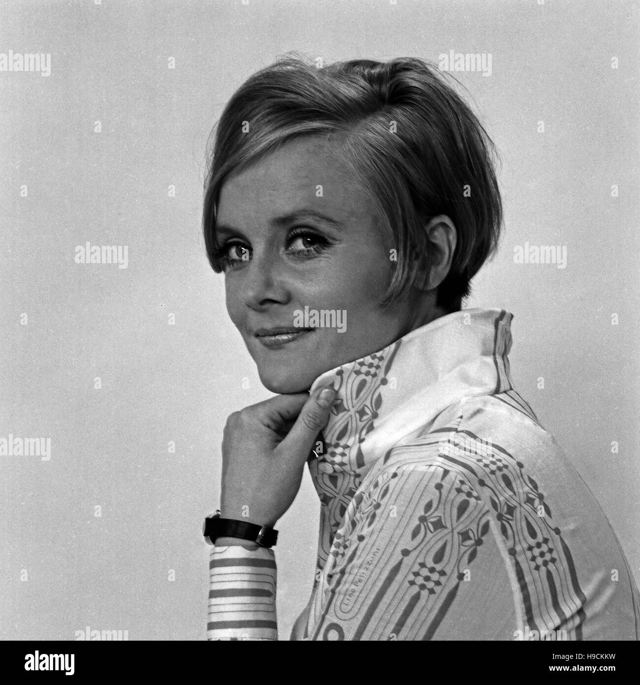Die deutsche Sängerin und Plant Inge Brück, Deutschland 1960er Jahre. Die deutsche Schauspielerin und Sängerin Inge Brück, Deutschland der 1960er Jahre. Stockfoto