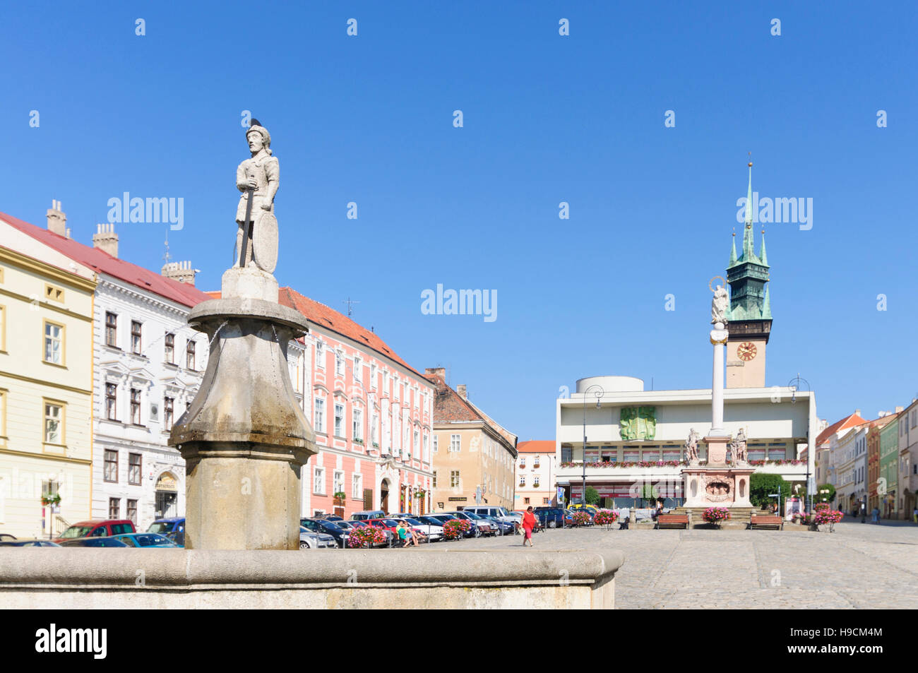 Znojmo (Znaim): Masarykovo Namesti (Masaryk-Platz), die Pestsäule, Rathausturm, Jihomoravsky, Südmähren, Süd-Mähren, Tschechische Stockfoto