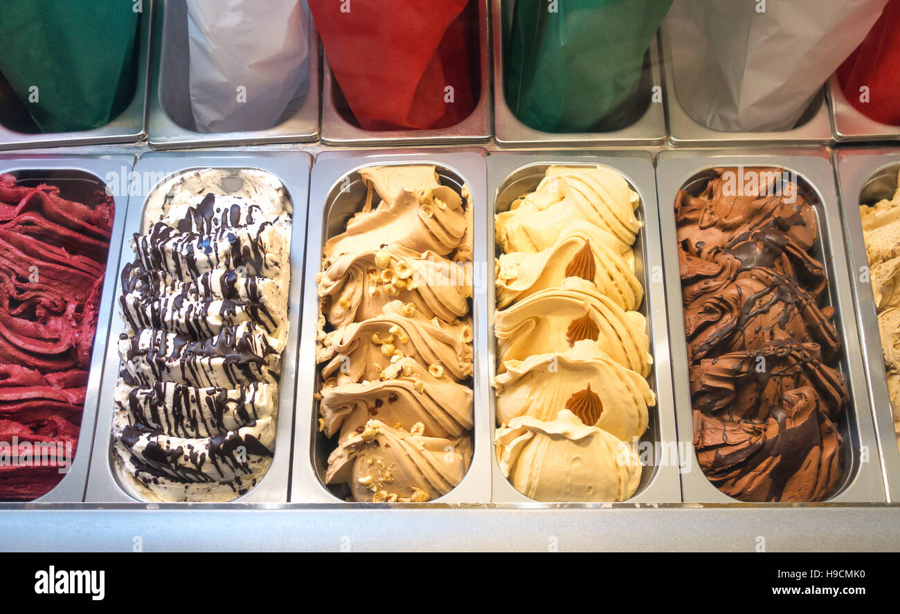 Gemischte Geschmacksrichtungen Gelato - italienisches Eis Stockfoto