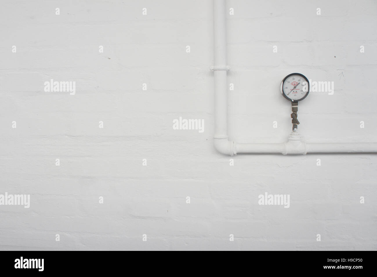 Eine mittlere Cloes bis ein Manometer an eine Wasserleitung Stockfoto