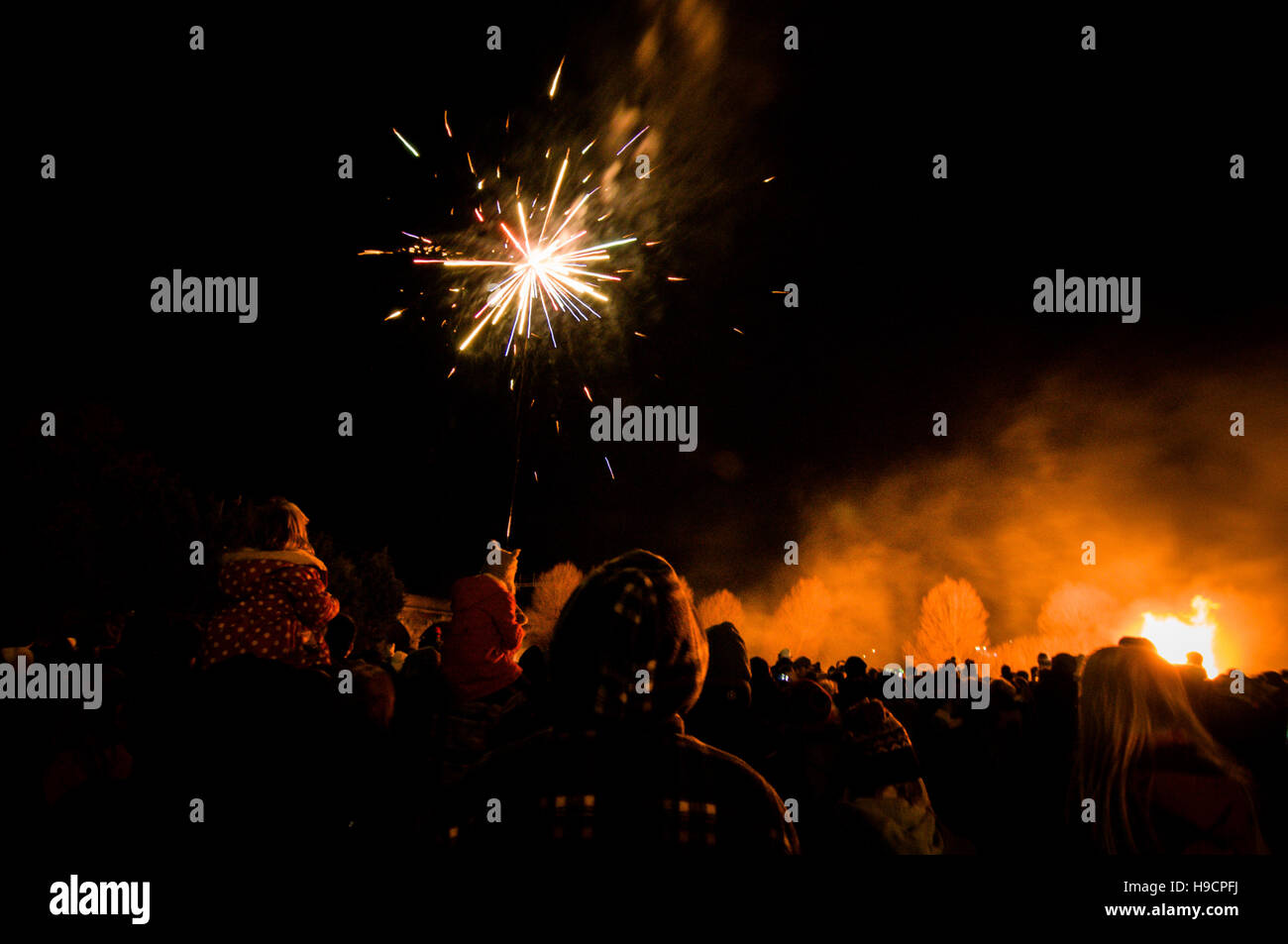 Penkridge Scouts Bonfire, Staffordshire, England, Vereinigtes Königreich. Die Öffentlichkeit zu sehen, wie Feuerwerke vor einem knisternden Lagerfeuer Stockfoto