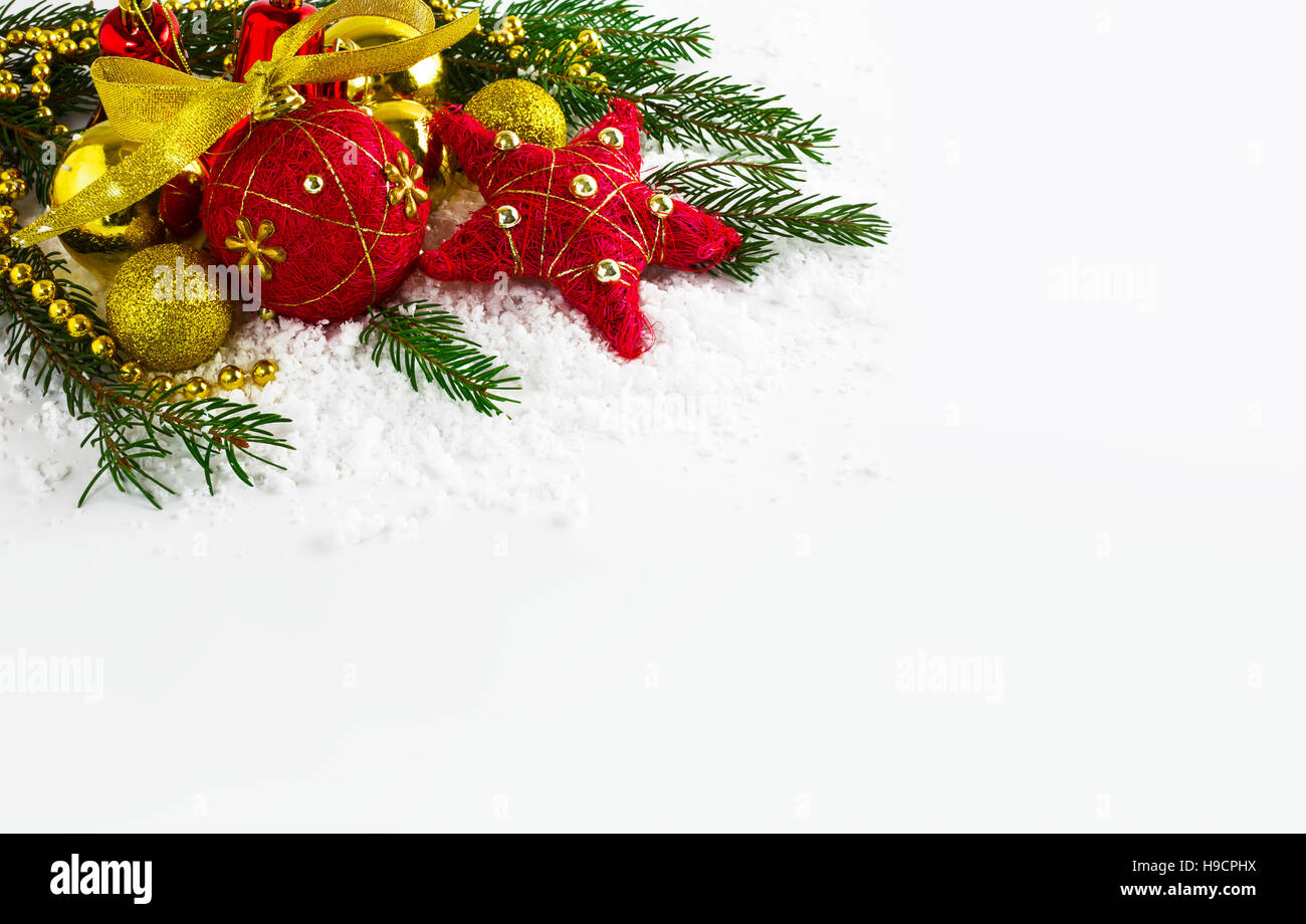 Weihnachten Hintergrund mit goldenen Perlen und Tannenzweigen. Weihnachten Hintergrund mit roten Verzierungen. Kopieren Sie Raum. Stockfoto