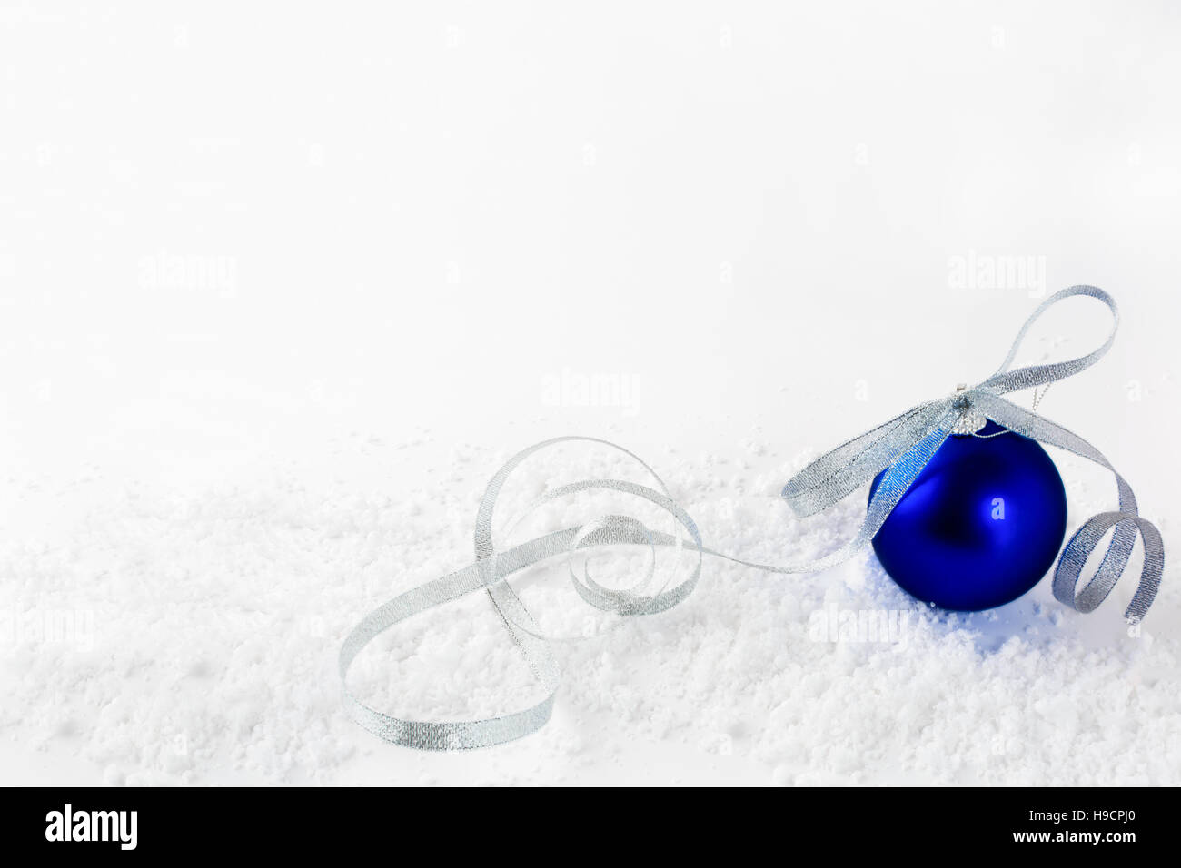 Weihnachten Hintergrund mit blauen Ornament im Schnee. Weihnachten Gruß Hintergrund Textfreiraum. Stockfoto