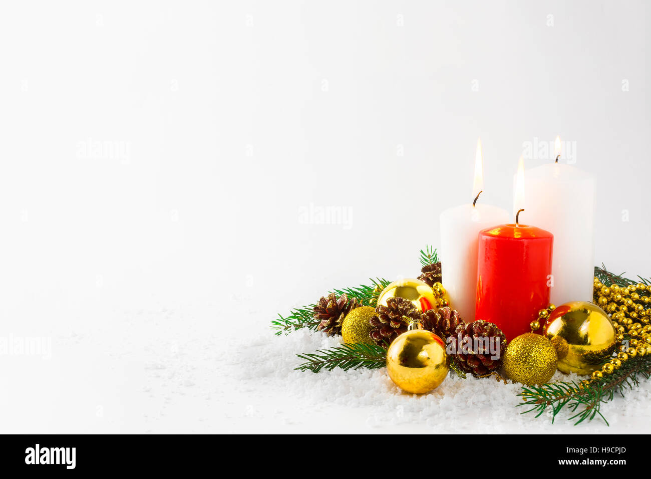 Weihnachten Hintergrund mit brennenden Kerzen im Schnee. Weihnachten Gruß Hintergrund Textfreiraum. Stockfoto