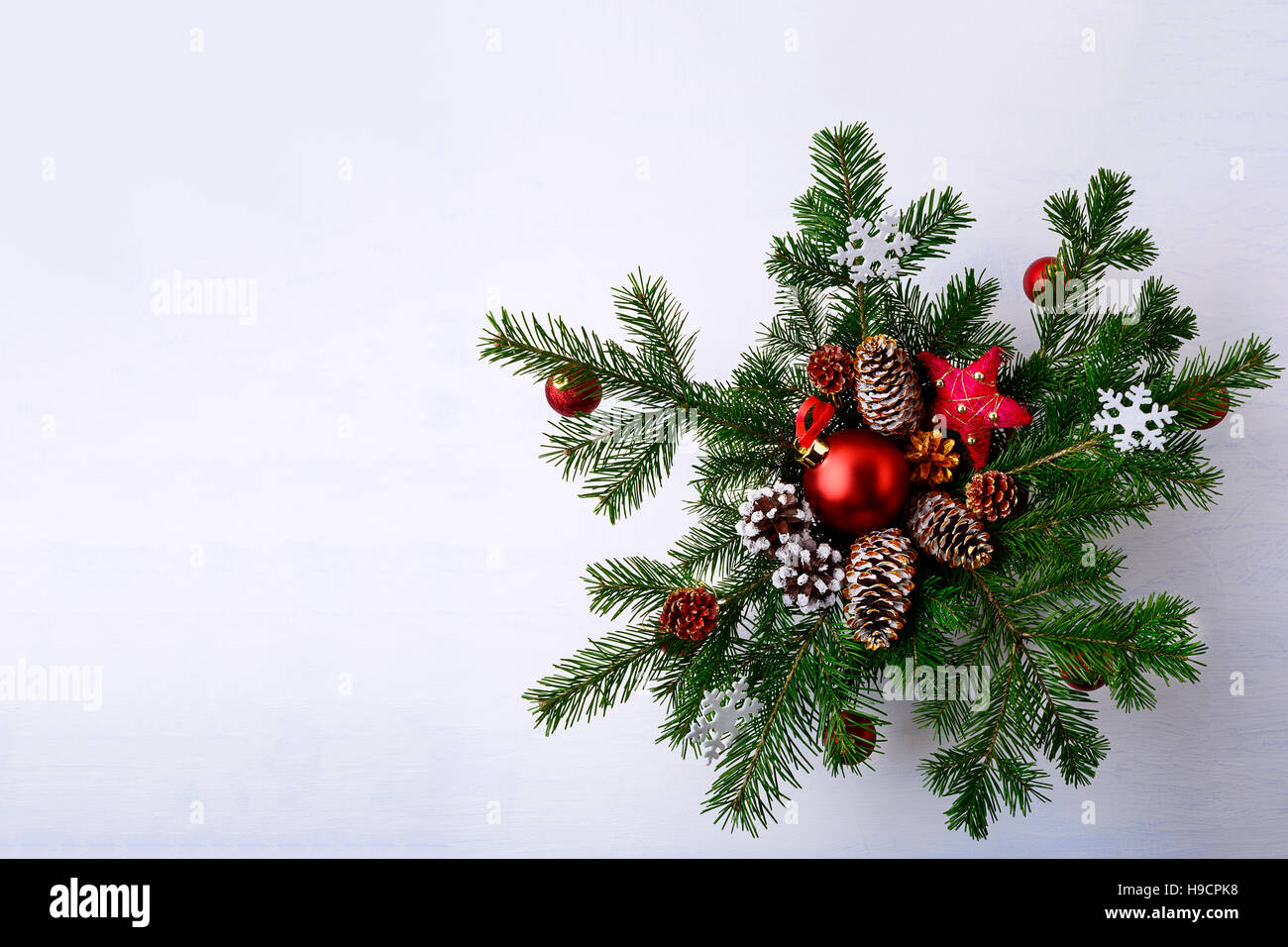 Weihnachten Hintergrund mit roten Ornament verziert Kranz. Weihnachten Gruß Hintergrund. Kopieren Sie Raum. Stockfoto