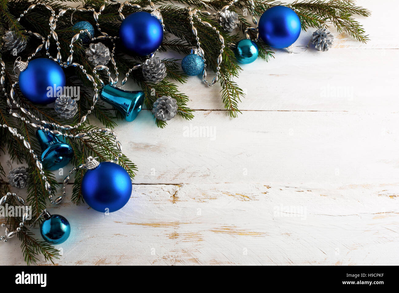 Weihnachten Hintergrund mit silbernen Tannenzapfen und blauen Ornamenten. Weihnachts-Party-Dekoration mit glänzenden Kugeln. Kopieren Sie Raum. Stockfoto