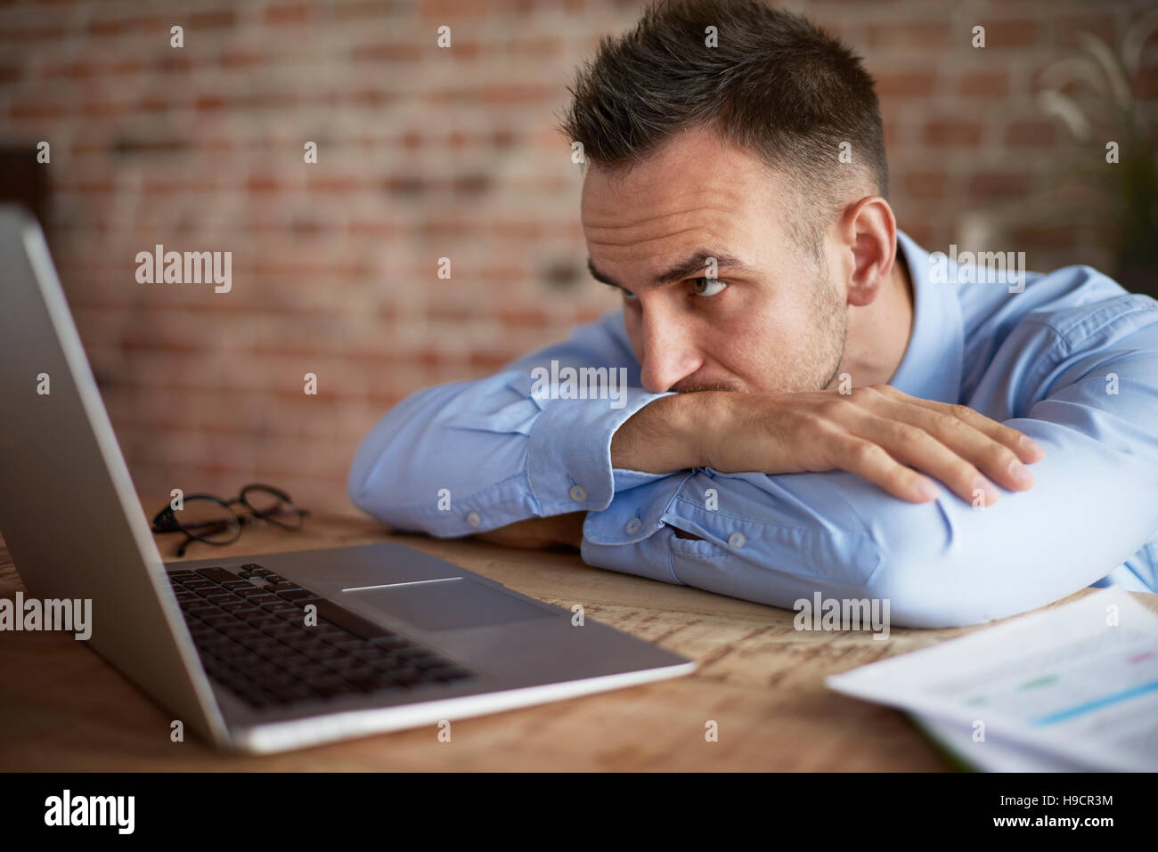 Warten auf eine sehr wichtige Botschaft Stockfoto